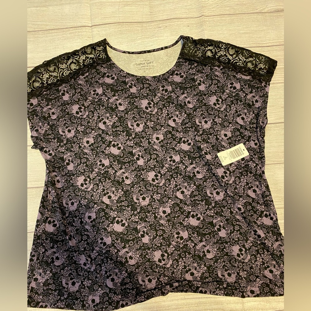 🌼 purple skull top with lace sleeve detail